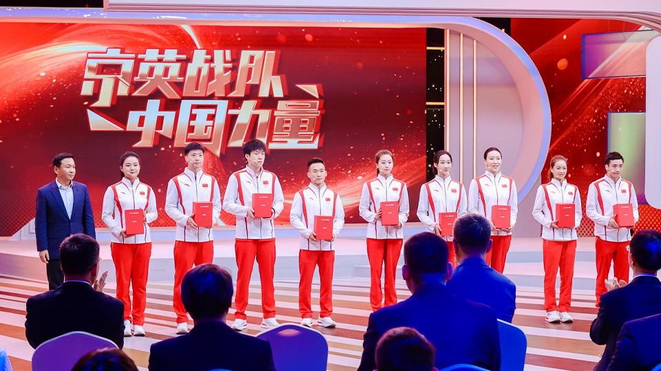 冠軍實(shí)力 品質(zhì)北汽  北汽集團(tuán)14輛享界S9禮贈奧運(yùn)英雄 致敬“新時(shí)代中國力量”